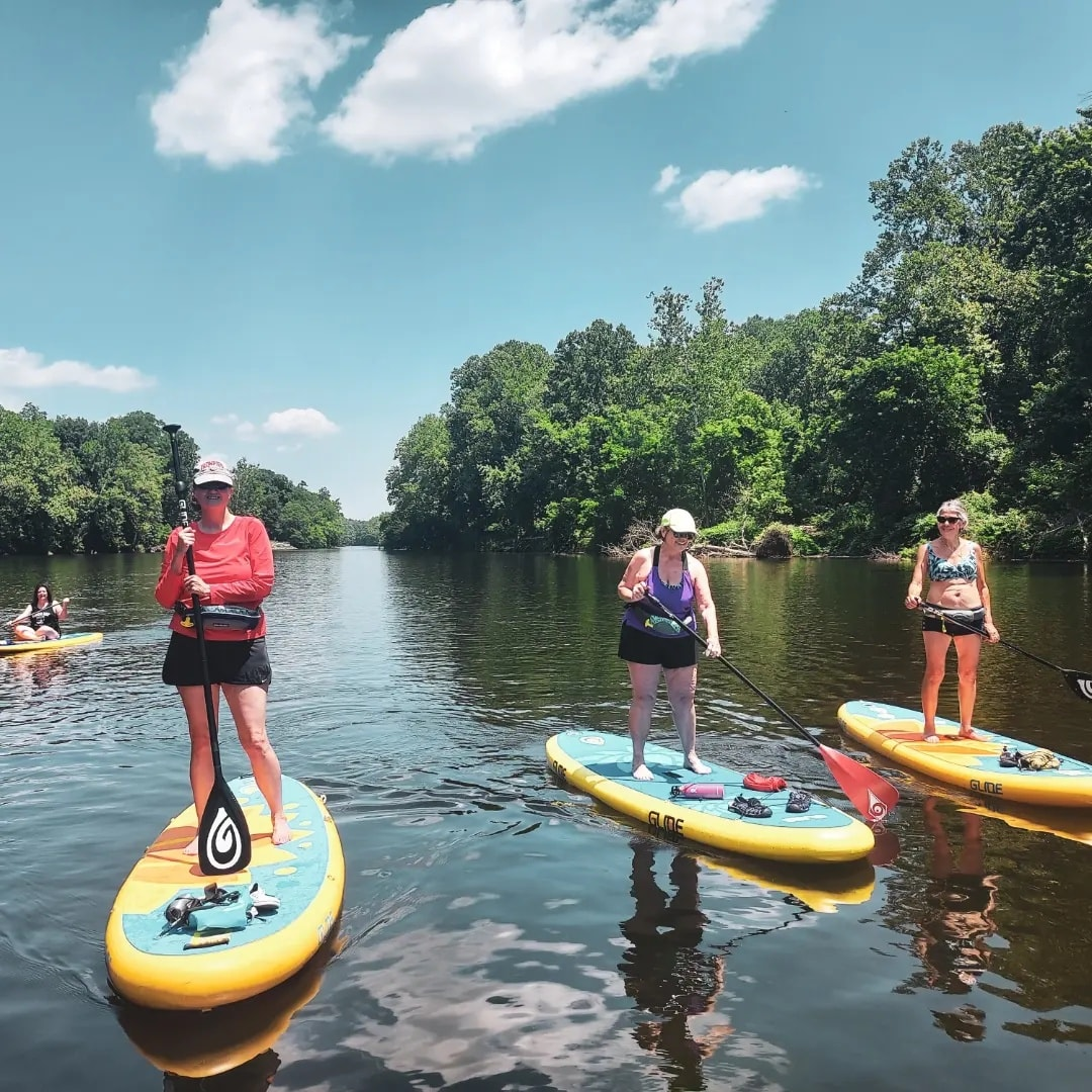 beginner paddlers on stand up paddle boards