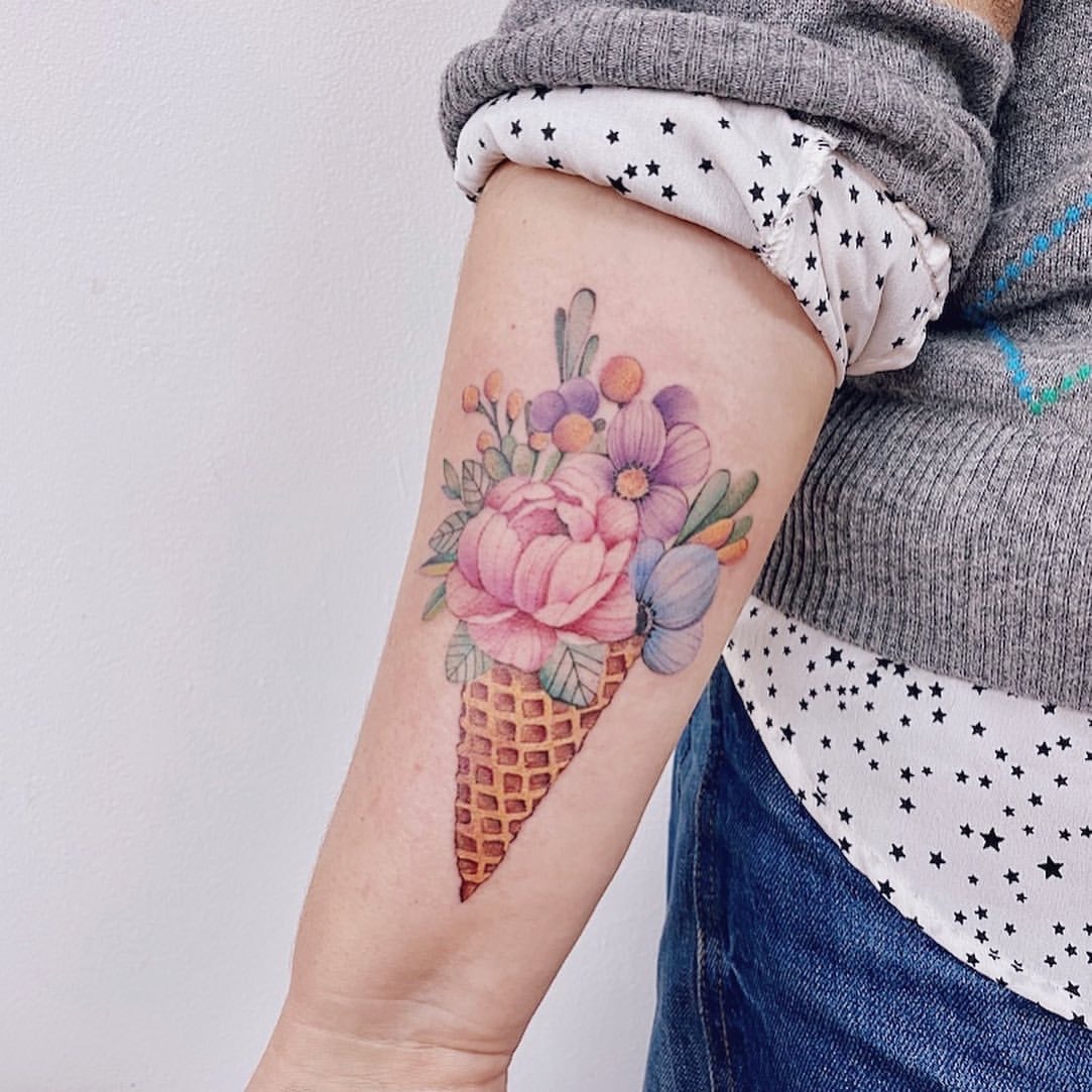 Blumen Cornet Tattoo in Farbe auf dem Arm