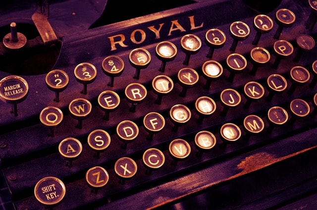 typewriter symbolizing how concise text can communicate key product features on your product detail page