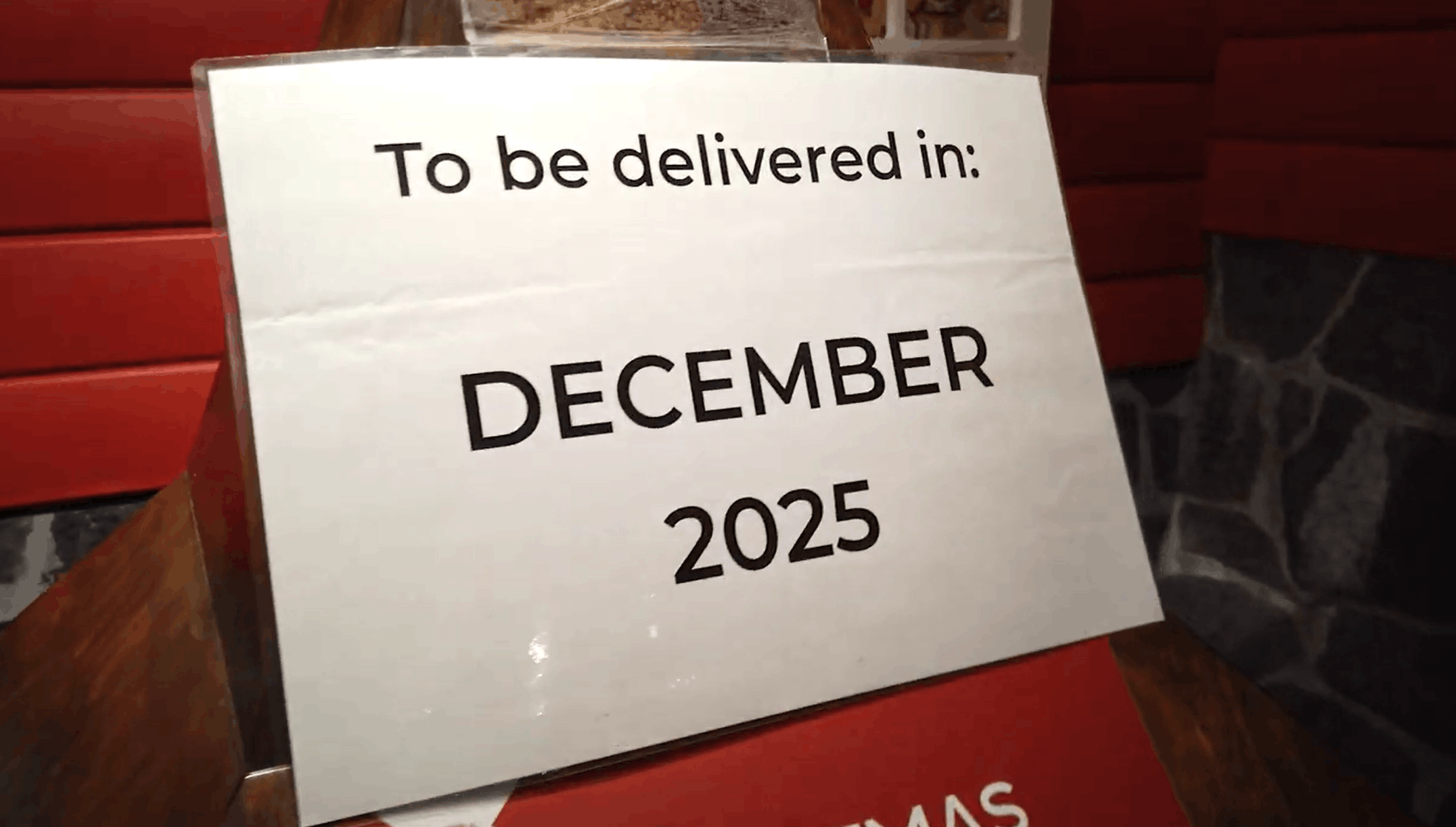 Infoschild, dass Karten in dem Briefkasten im Dezember zugestellt werden