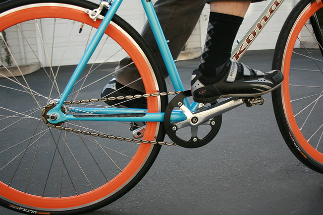 Uma bike fixa, com foco na parte do pedal e corrente