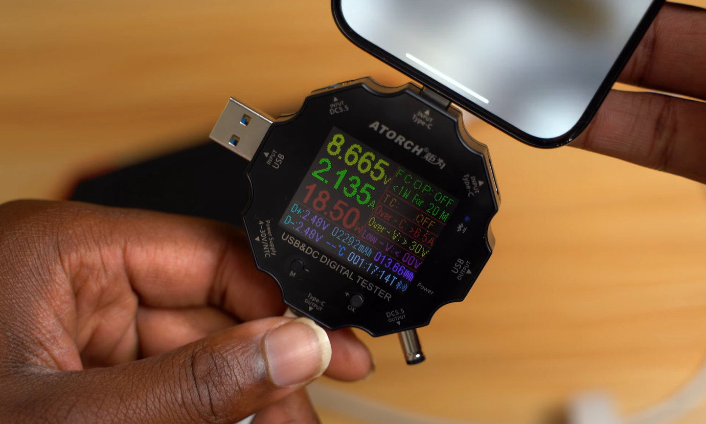 testing blavor solar power bank in USB digital power tester using personal USB C cable