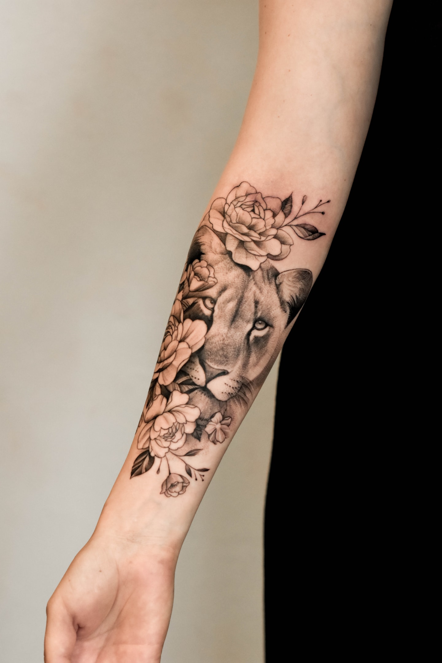 Löwinnen Tattoo auf dem Arm