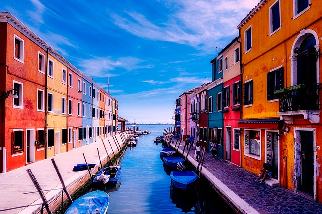 what not to do in Venice. In the pic: Burano (pixabay)