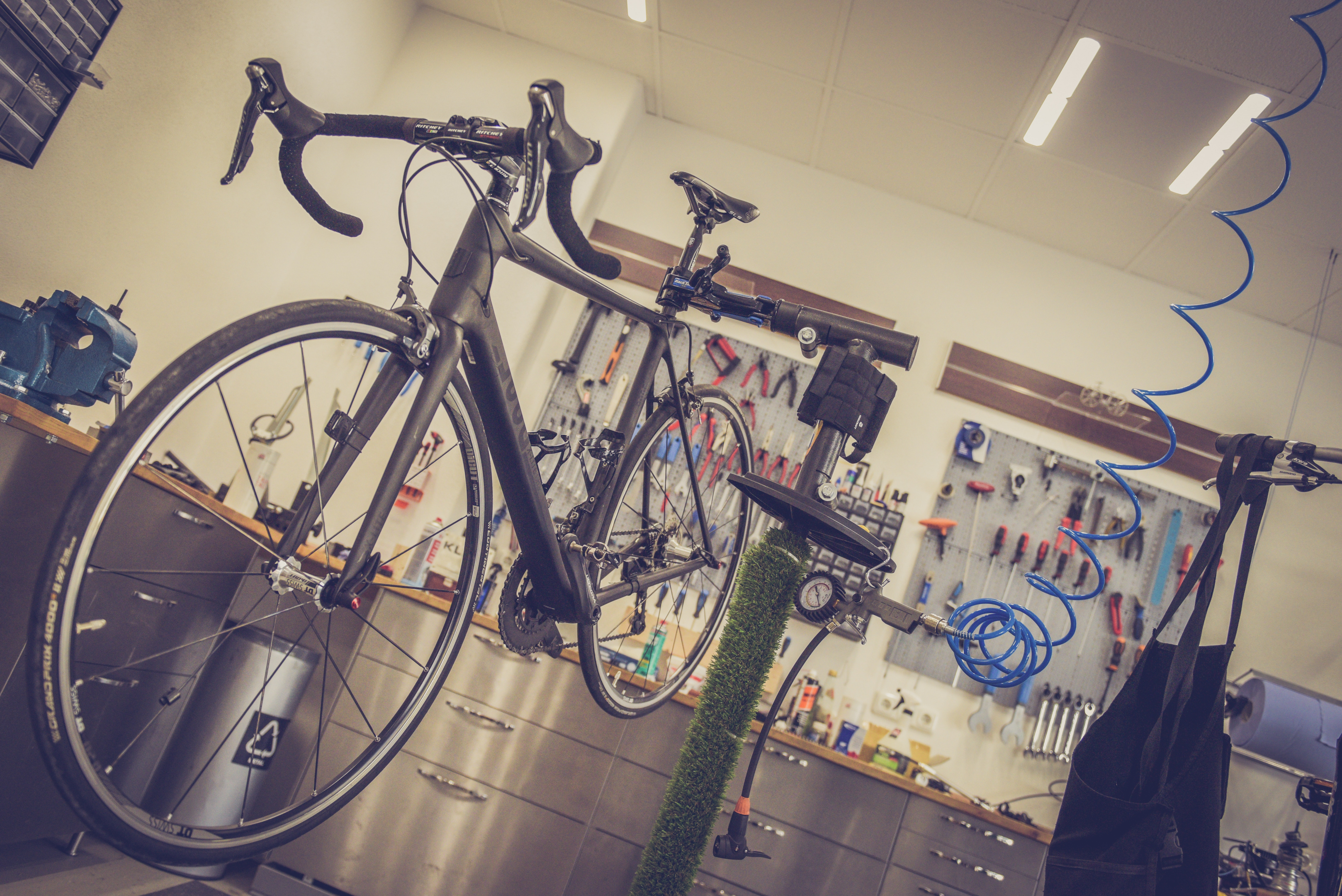 Bicicleta com bar end em oficina de bike. Foto de Alexander Dummer, Pexels.