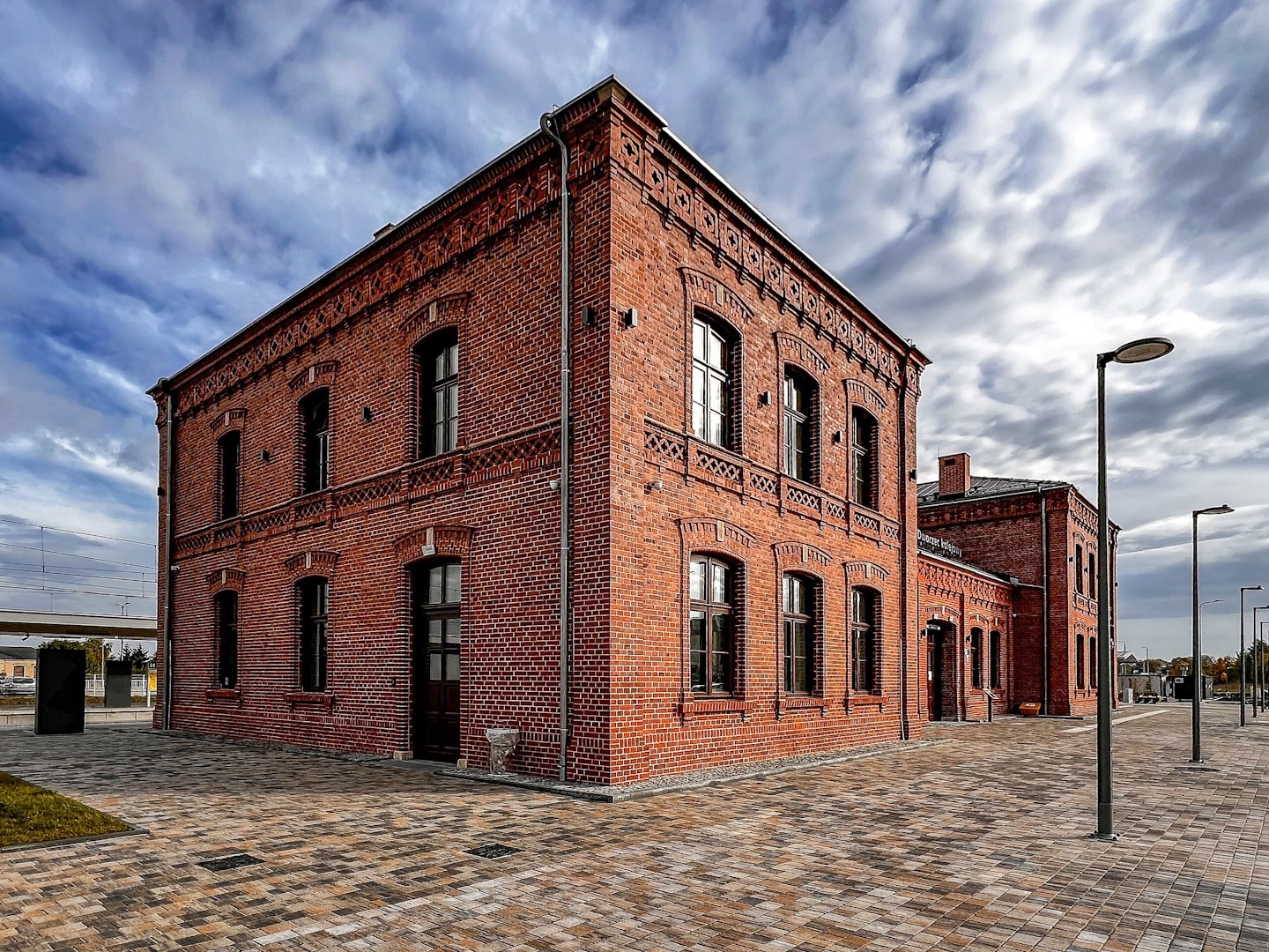 Budynek dworca kolejowego w Dąbrowie Górniczej (źródło: https://commons.wikimedia.org/wiki/File:D%C4%85browa_G%C3%B3rnicza_Train_Station_-_main_building,_view_from_the_west.jpg)