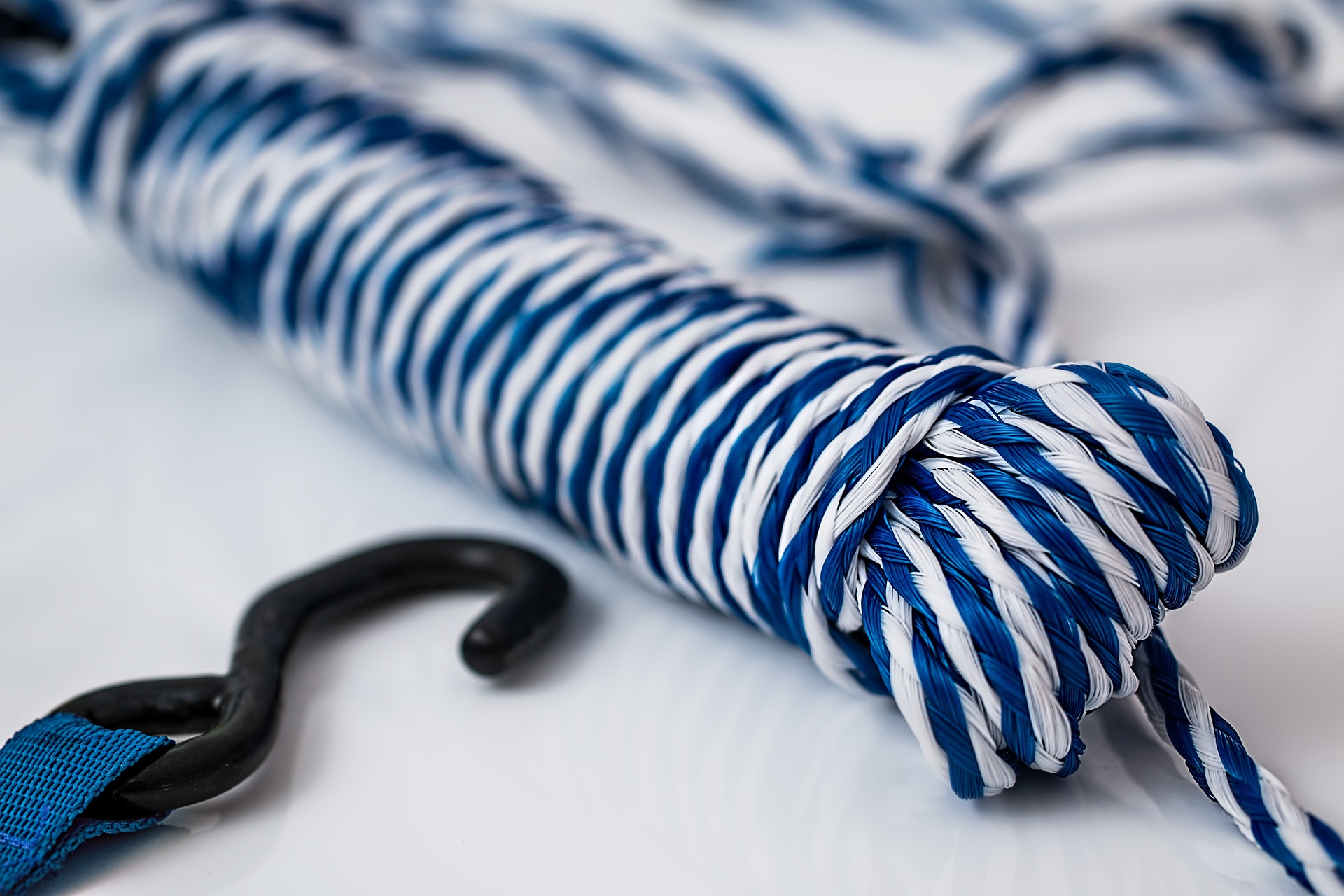 "Find Your Perfect Rope Manufacturer: Tips and Tricks for Choosing the Best Rope Products" 3 a synthetic rope in the color of blue and white