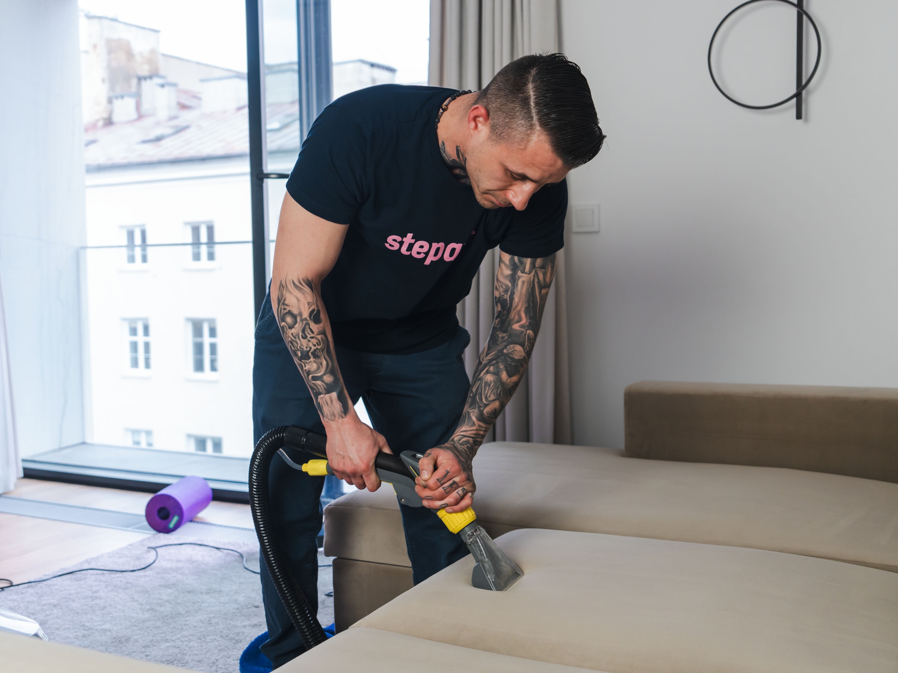. The image depicts a clean and well-maintained mattress, showcasing its entire surface free of stains and dust, emphasizing the importance of regularne czyszczenie materaca for a healthy and comfortable sleep.