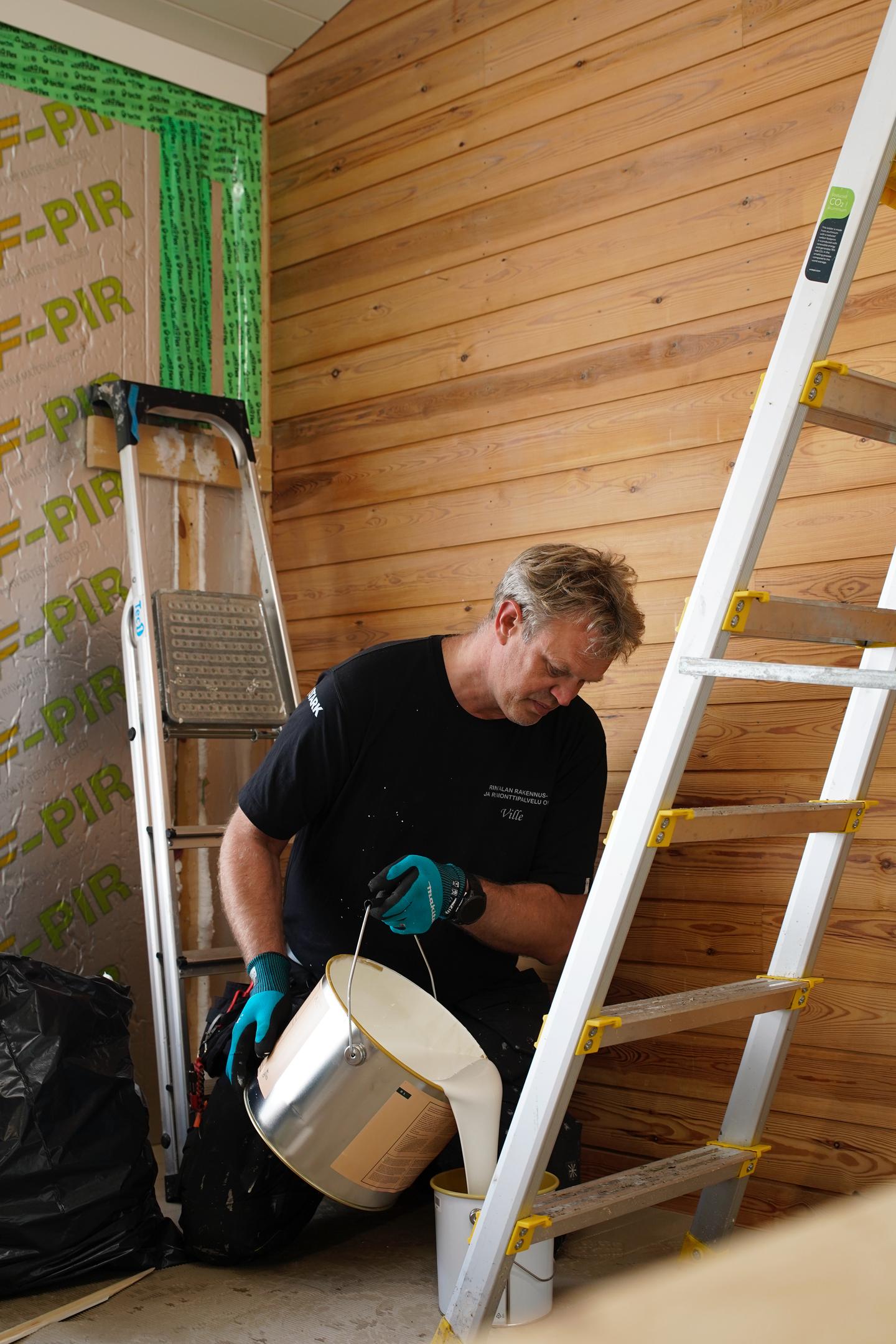 Katto- ja seinäpaneelit maalattiin Uula Paneelimaalilla.