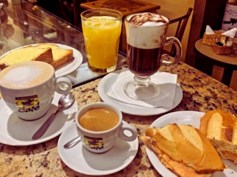 Mesa posta com xícaras de café e pães. Imagem: Reprodução Instagram.