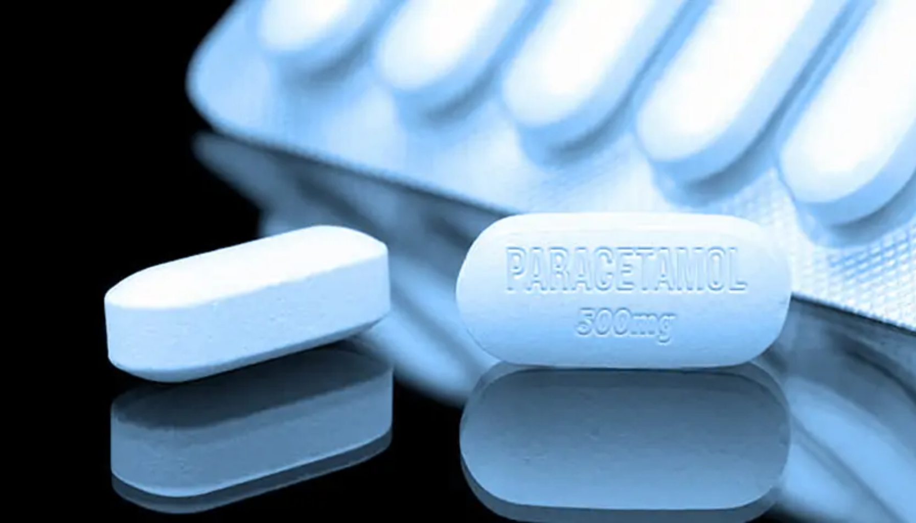 En pakke med paracetamol 500 mg tabletter, en blisterpakning, stetoskop og laboratorietestskjema ligger på et hvitt underlag.