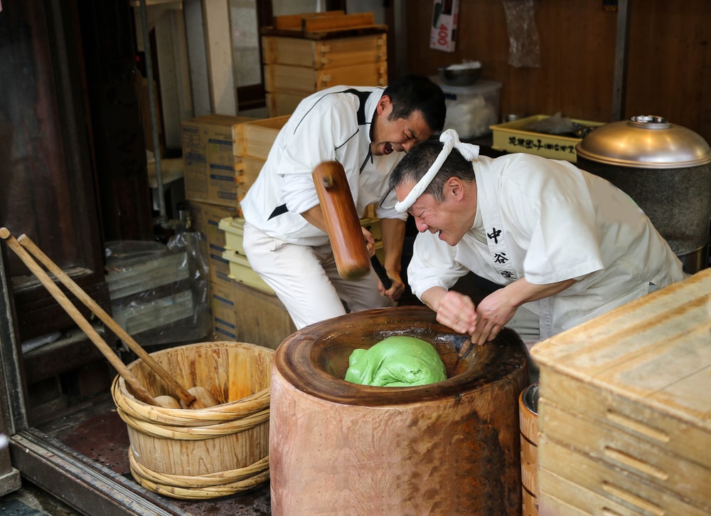 Making mochi rice cake with usu and kine