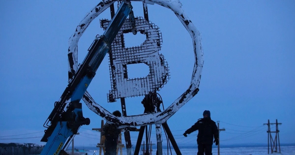 Bitcoin logo - Digital asset - asset managers - regulatory clarity – settlement – institutions – banks – derivatives – Artificial Intelligence – bitcoin – blockchain – blockchain technology – decentralized finance – digital assets Image of a Bitcoin logo being lifted by a crane.