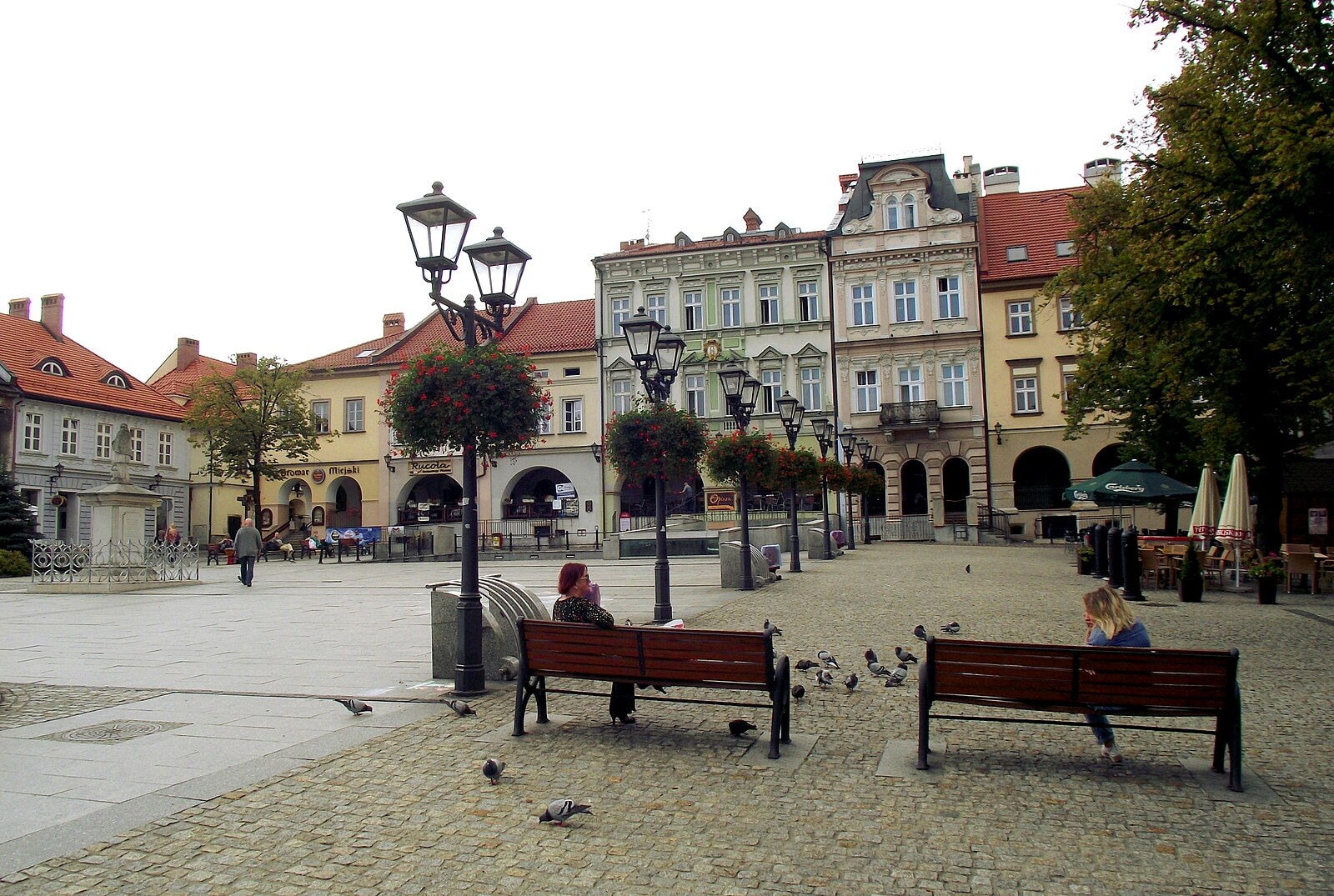 Rynek w mieście Bielsko-Biała. Źródło: https://commons.wikimedia.org/wiki/File:Bielsko-Bia%C5%82a,_Rynek_general_view.JPG