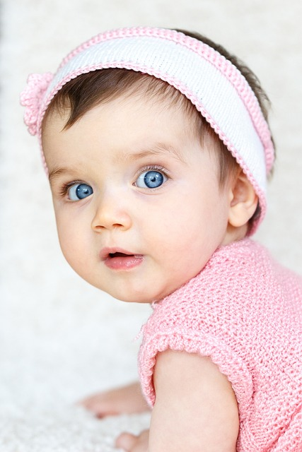 Dziewczynka niemowlak w stylizacji na różowo