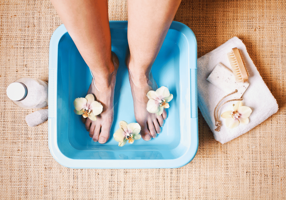 Préparation d'un bain de pied pour soulager les symptômes de la goutte.