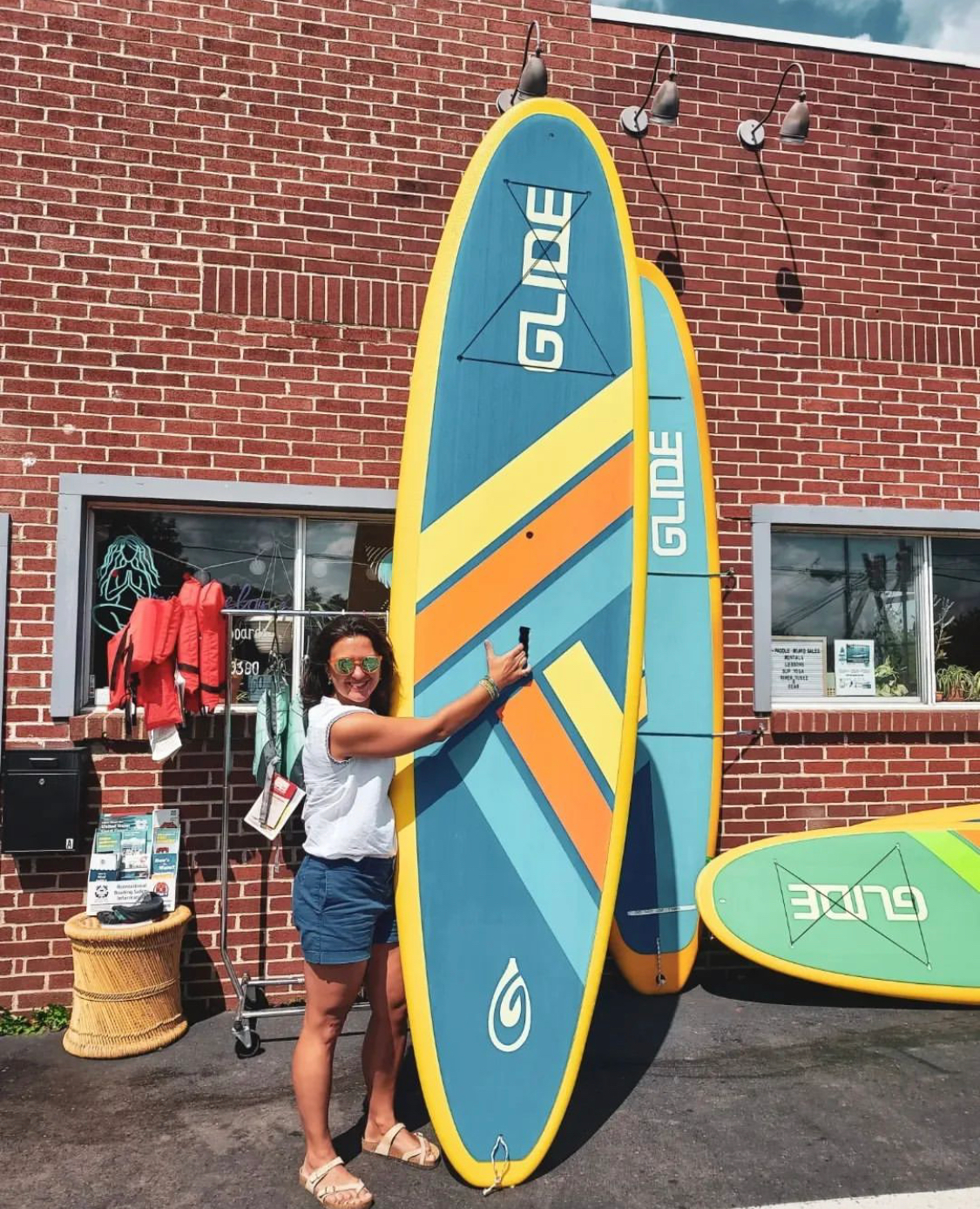 inflatable stand up paddle board performs 