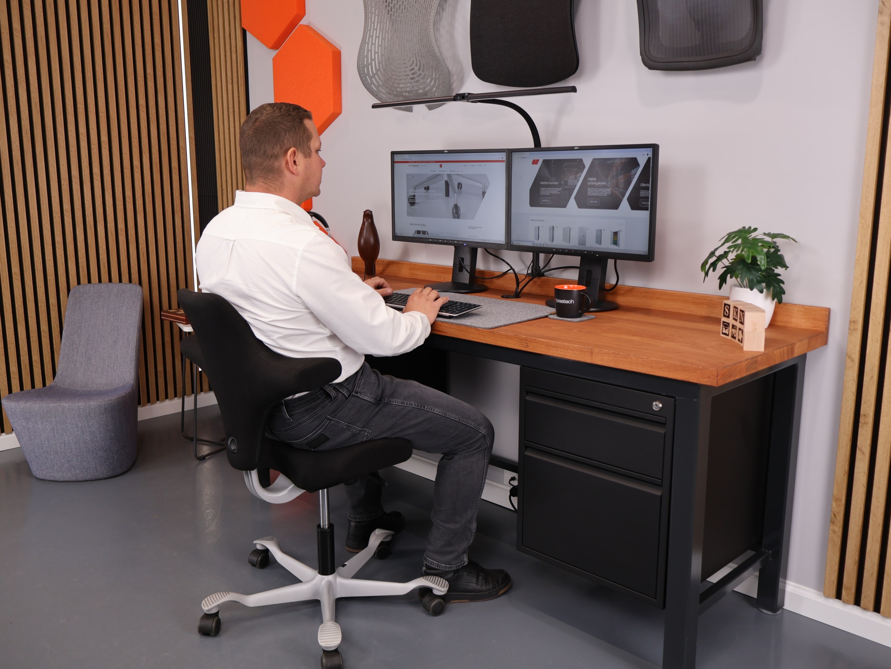 Ergonomia na grzbiecie? Recenzja Hag Capisco 9 Capisco podczas pracy biurowej. Źródło: Brastech