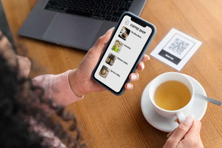 Cliente che sfoglia il menu del locale dallo smartphone 