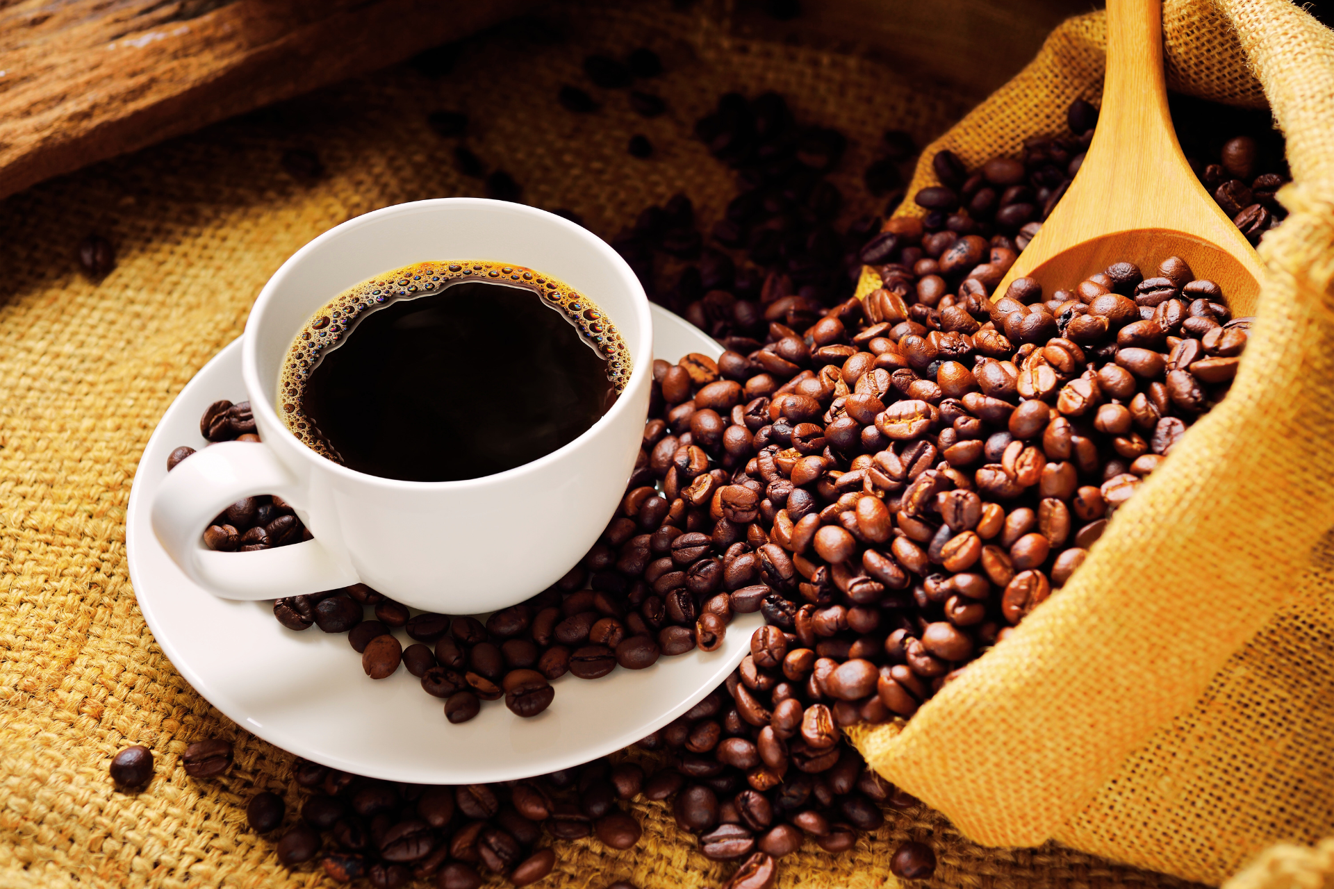 Café espresso e grãos. Foto: diego_nleite de Pixabay - Canva. 