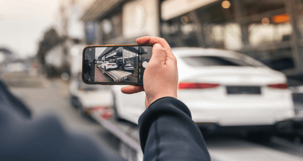 Een professionele chauffeur inspecteert zorgvuldig een voertuig voordat het wordt vervoerd, met aandacht voor veiligheid en kwaliteit. Deze voorbereiding is essentieel voor de CRM en het transport naar elke gewenste bestemming in heel Europa.