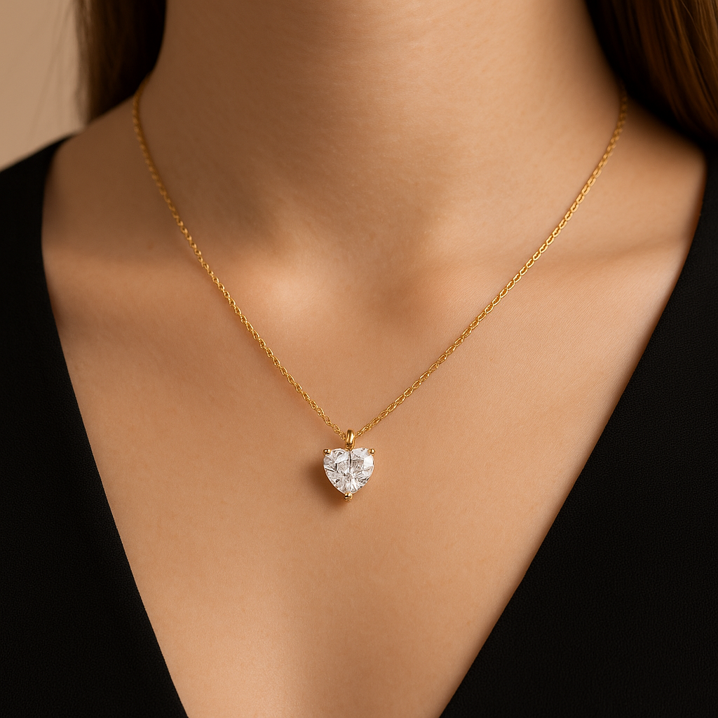 Geltono aukso pakabukas su širdelės formos deimantu ant plonos grandinėlės