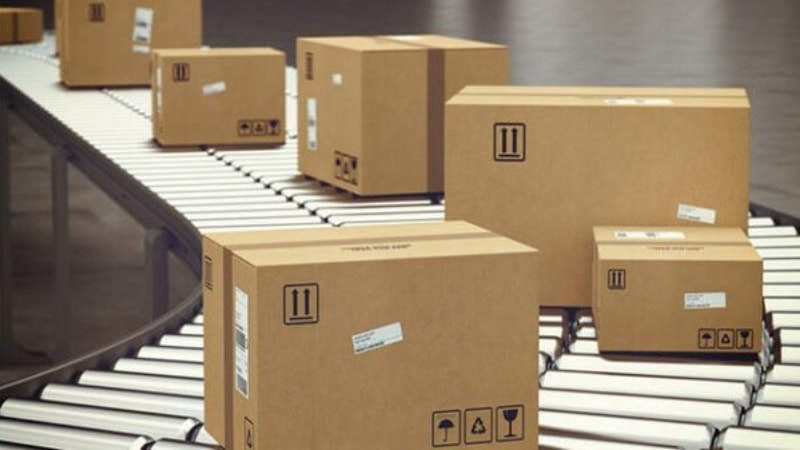 Packaging box on an automated belt