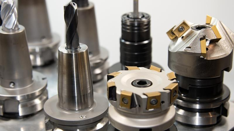 Herramientas CNC de precisión utilizadas para mecanizar micromoldes.