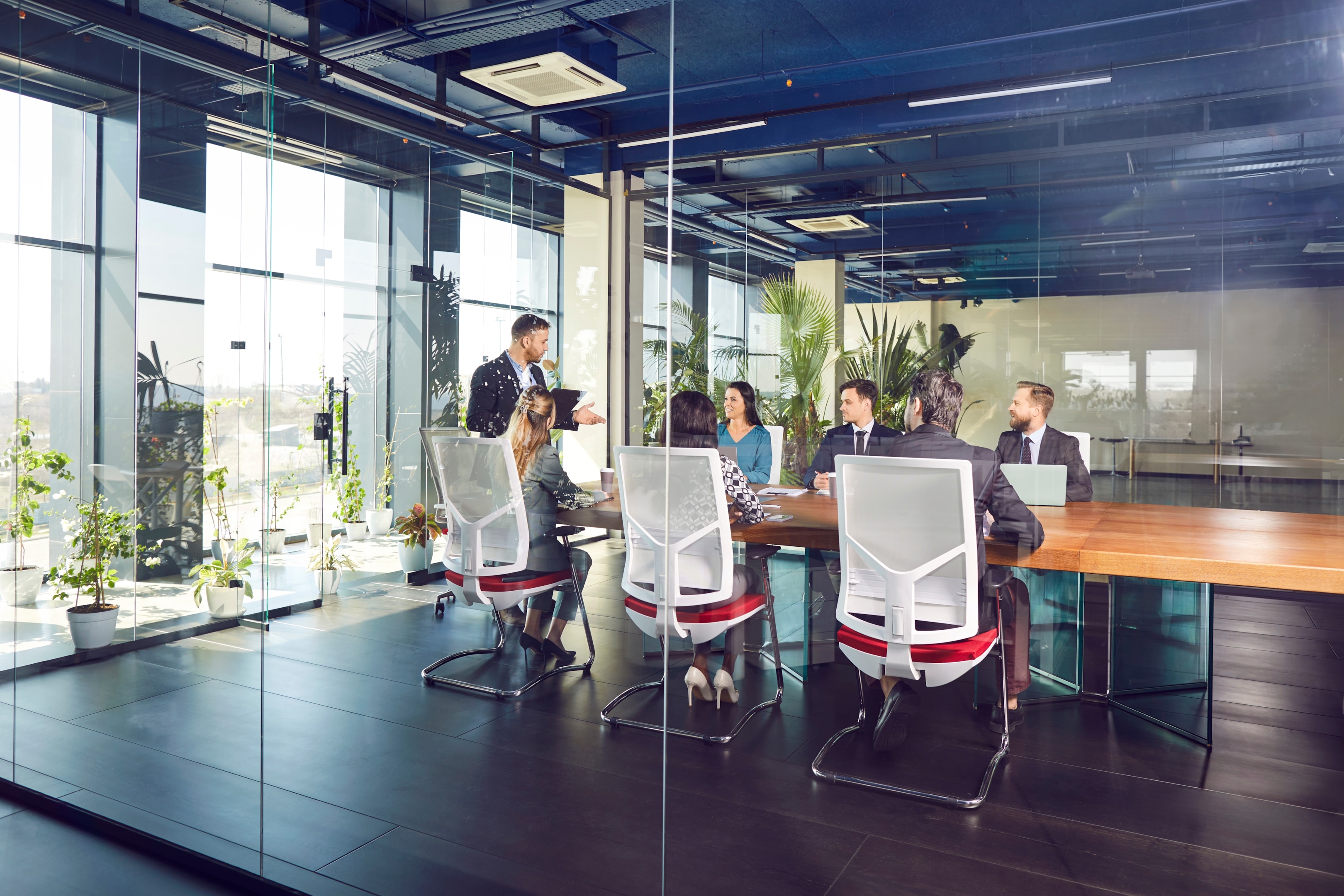 zespół marketingu omawiający nową stronę internetową firmy