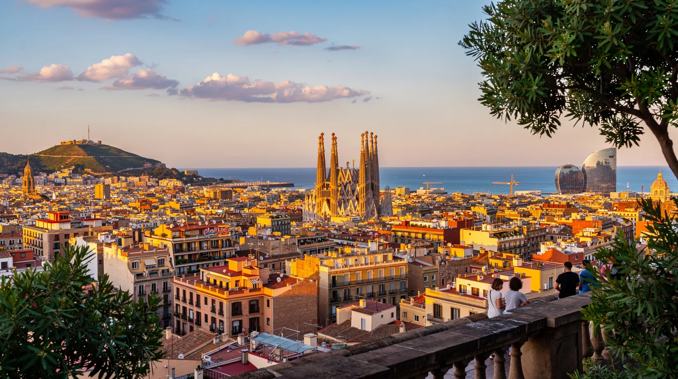 A imagem mostra uma vista panorâmica de Barcelona, destacando suas maravilhas arquitetônicas, como a Sagrada Família e o Parque Güell, cercadas por montanhas ao fundo. Este destino turístico é um convite para viajantes que desejam explorar a rica cultura e as atividades vibrantes da cidade.