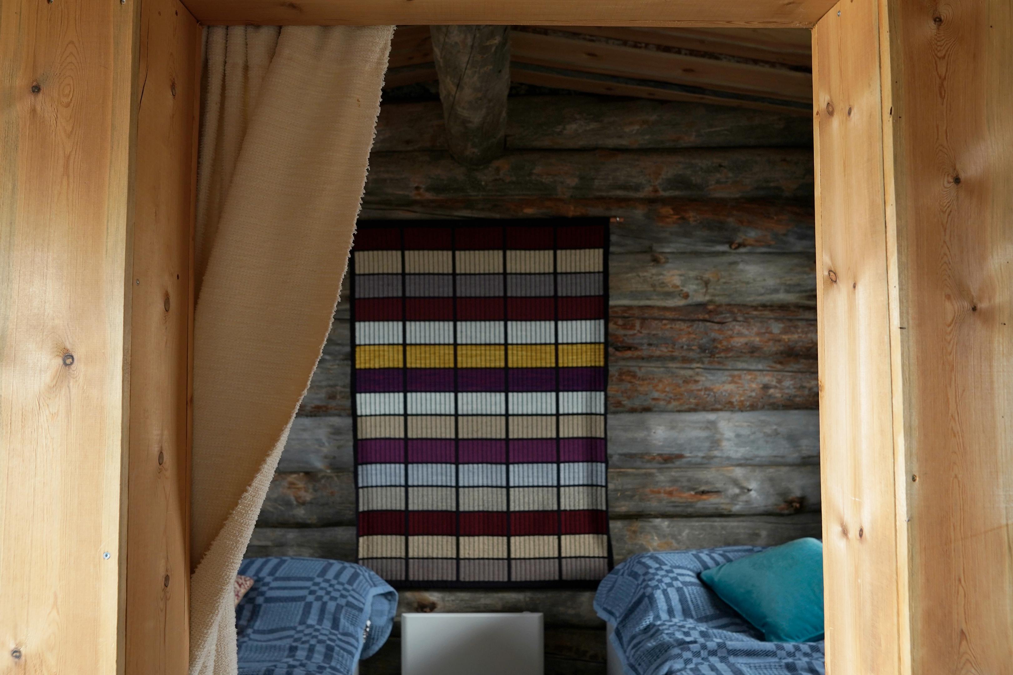 Mökissä on pieni makuutila.