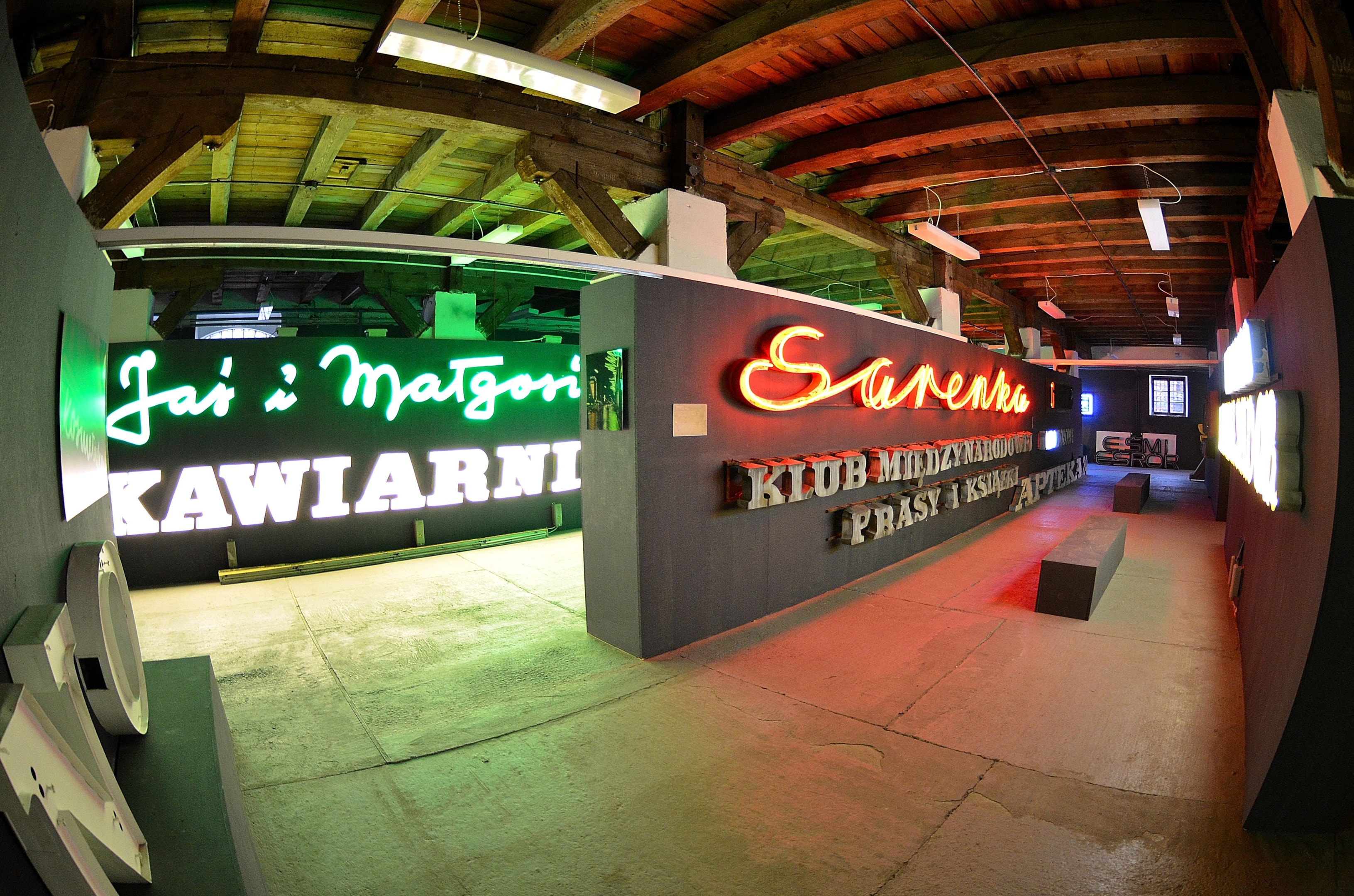 Muzeum Neonów w Warszawie (źródło: https://commons.wikimedia.org/wiki/File:Neon_Museum_Warsaw_05.JPG)