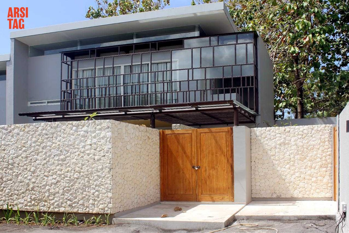 Rumah dengan dinding yang terlihat kokoh karya Monokroma Architect via Arsitag