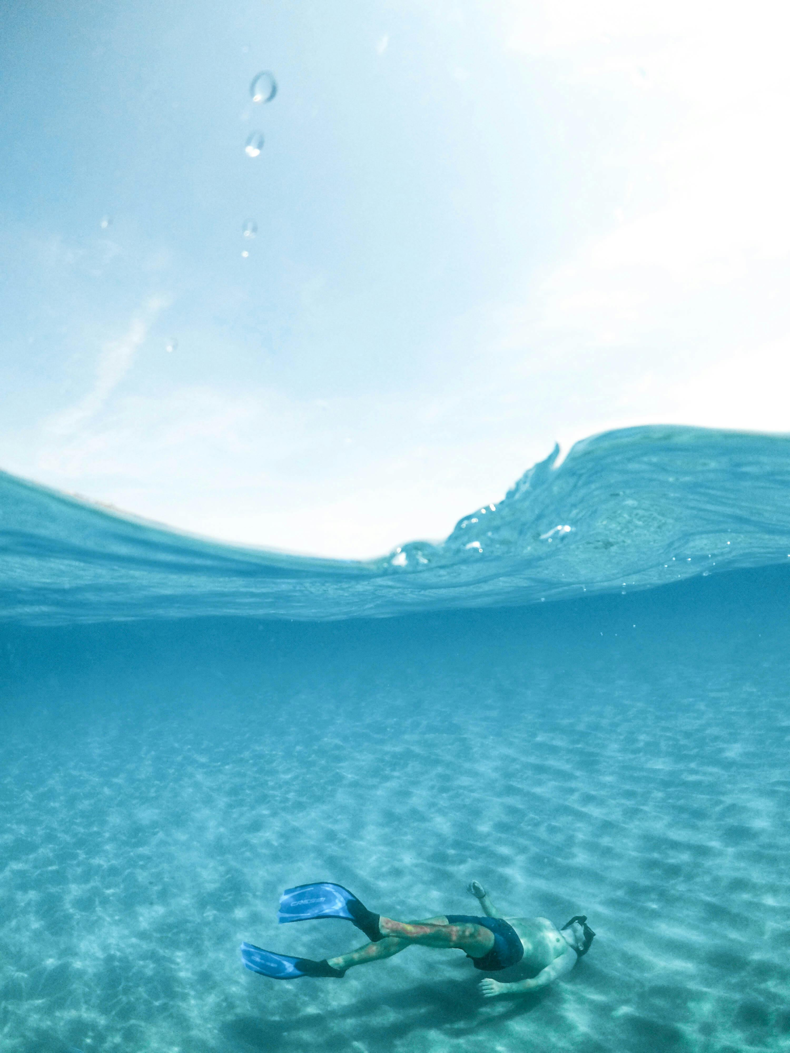 一家人在马尔代夫清澈的海水中浮潜