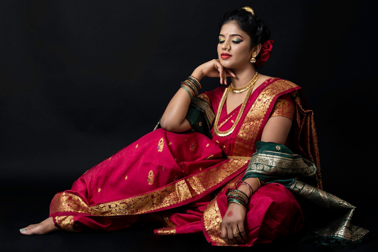 a Belagavi women wearing traditional Navari saree and traditional jewelry.