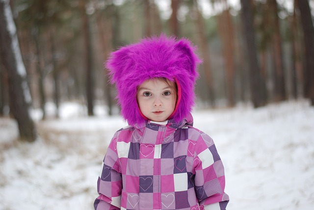 dziewczynka ubrana w zimowy strój na spacer