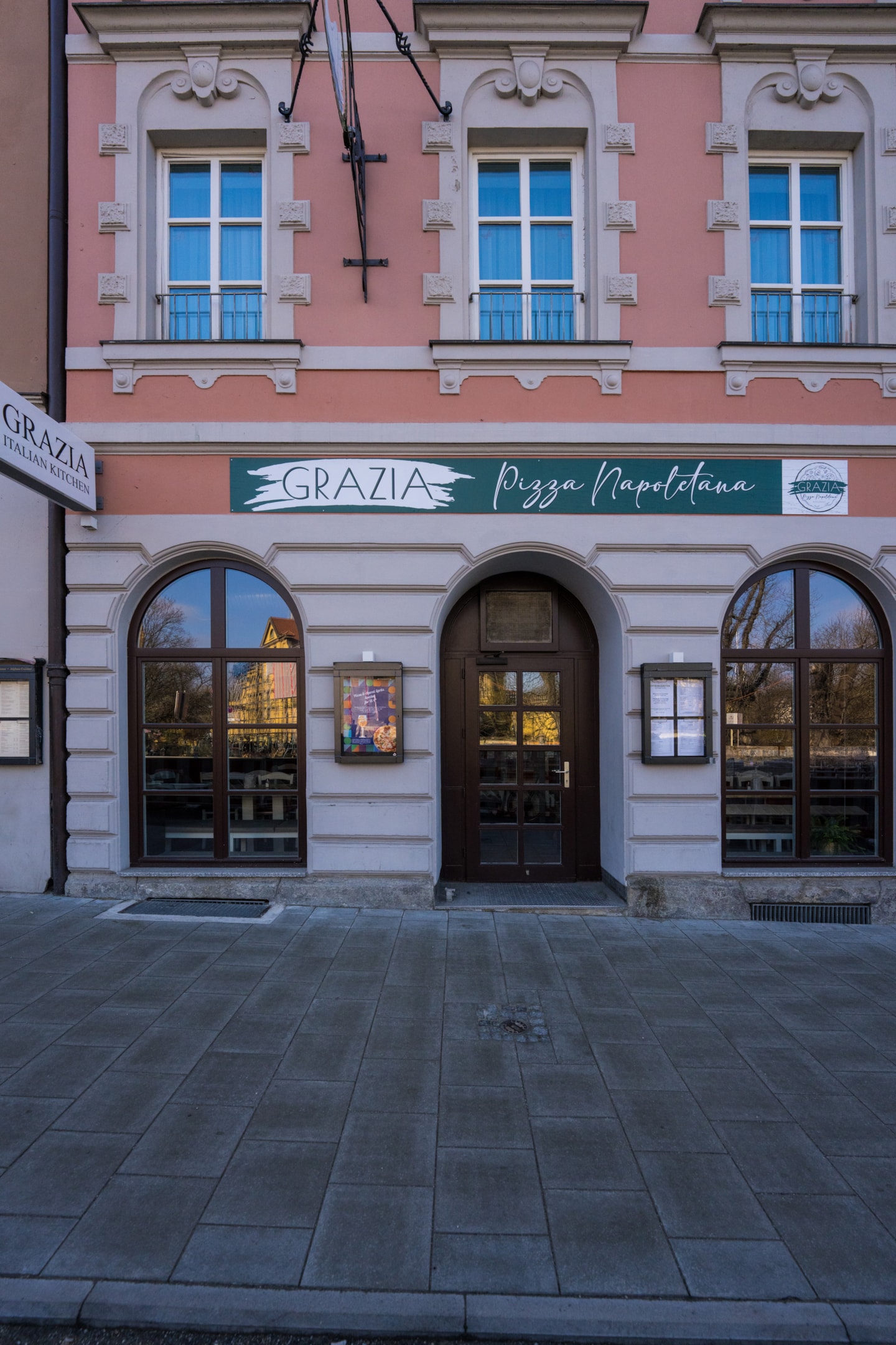 Restaurant Außenansicht, Eingang Pizzeria Grazia Napoletana