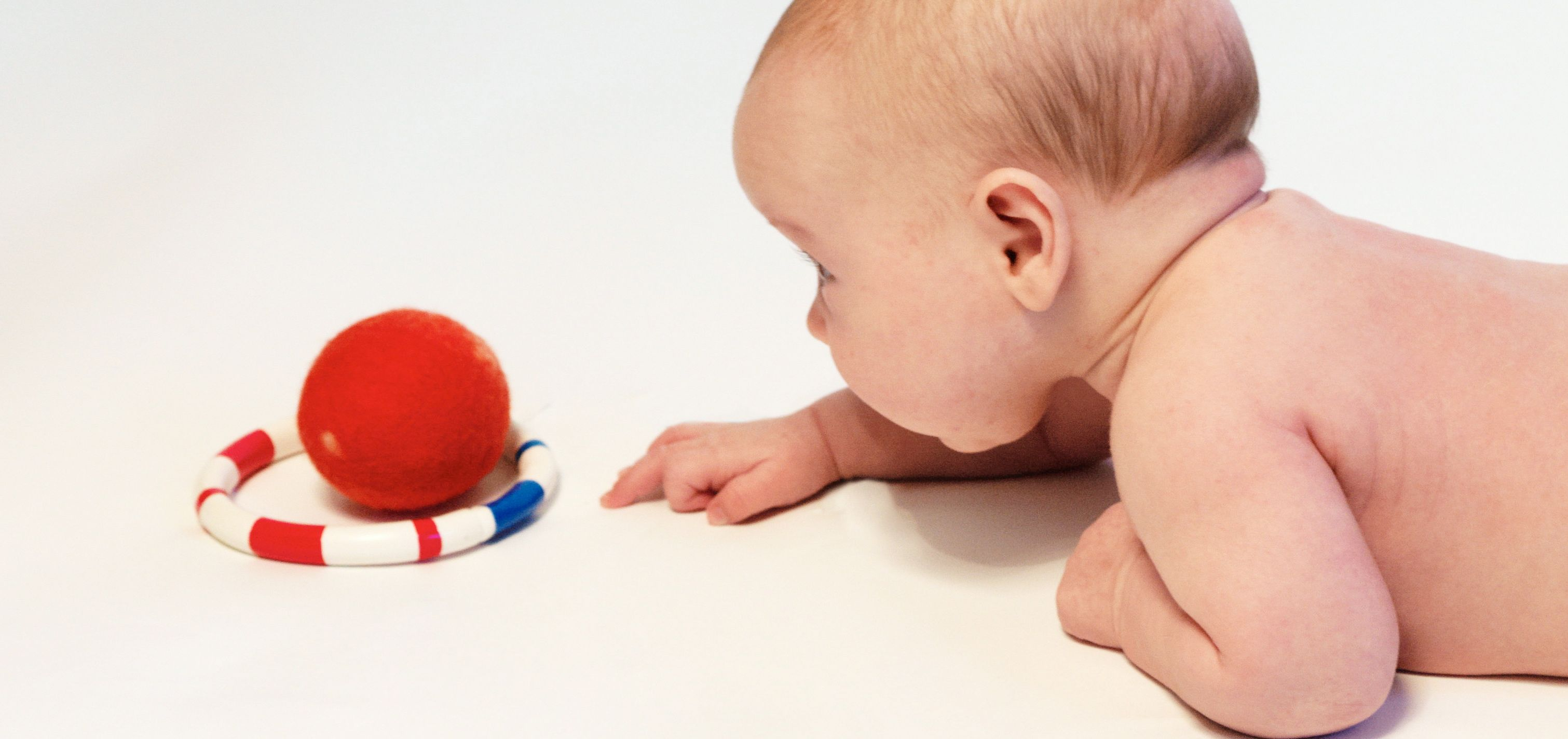 Im ersten Lebensjahr erlernen die Säuglinge die Grundlagen für ihr späteres Leben. Das PEKiP-Konzept unterstützt diesen Prozess mit Spiel- und Bewegungsanregungen, um eine Frühförderung zu gewährleisten.