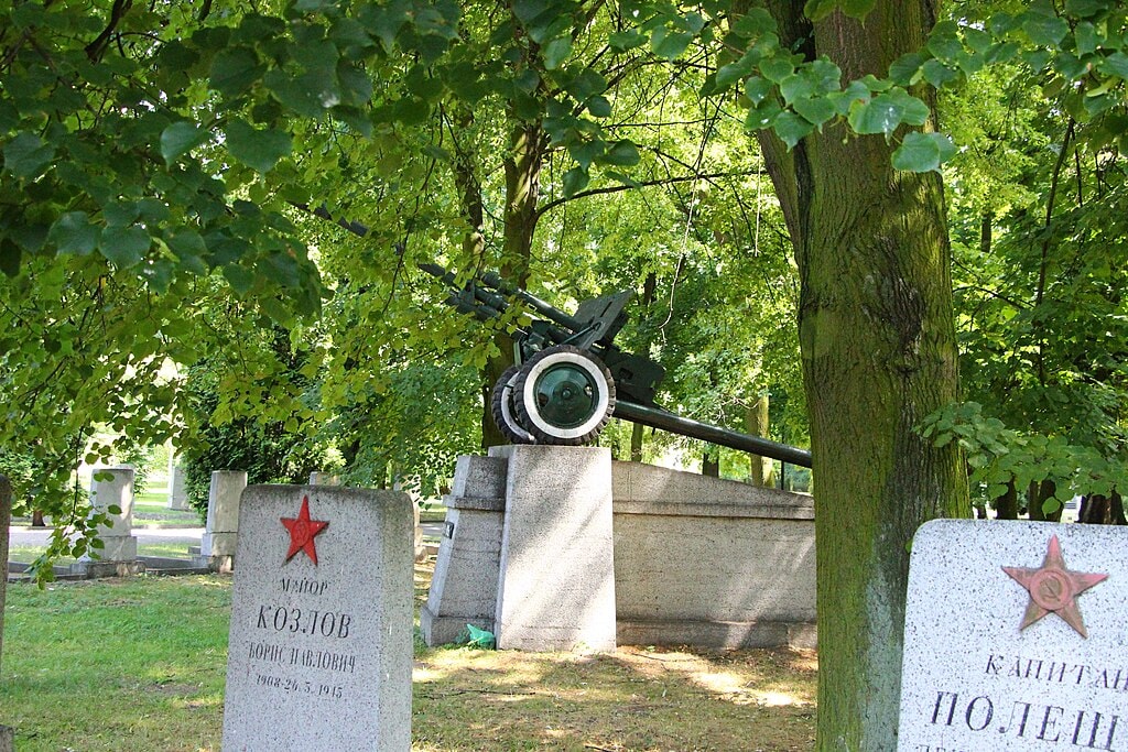 Cmentarz żołnierzy radzieckich w Kaliszu (źródło: https://commons.wikimedia.org/wiki/File:Kalisz_cementary_23.jpg)