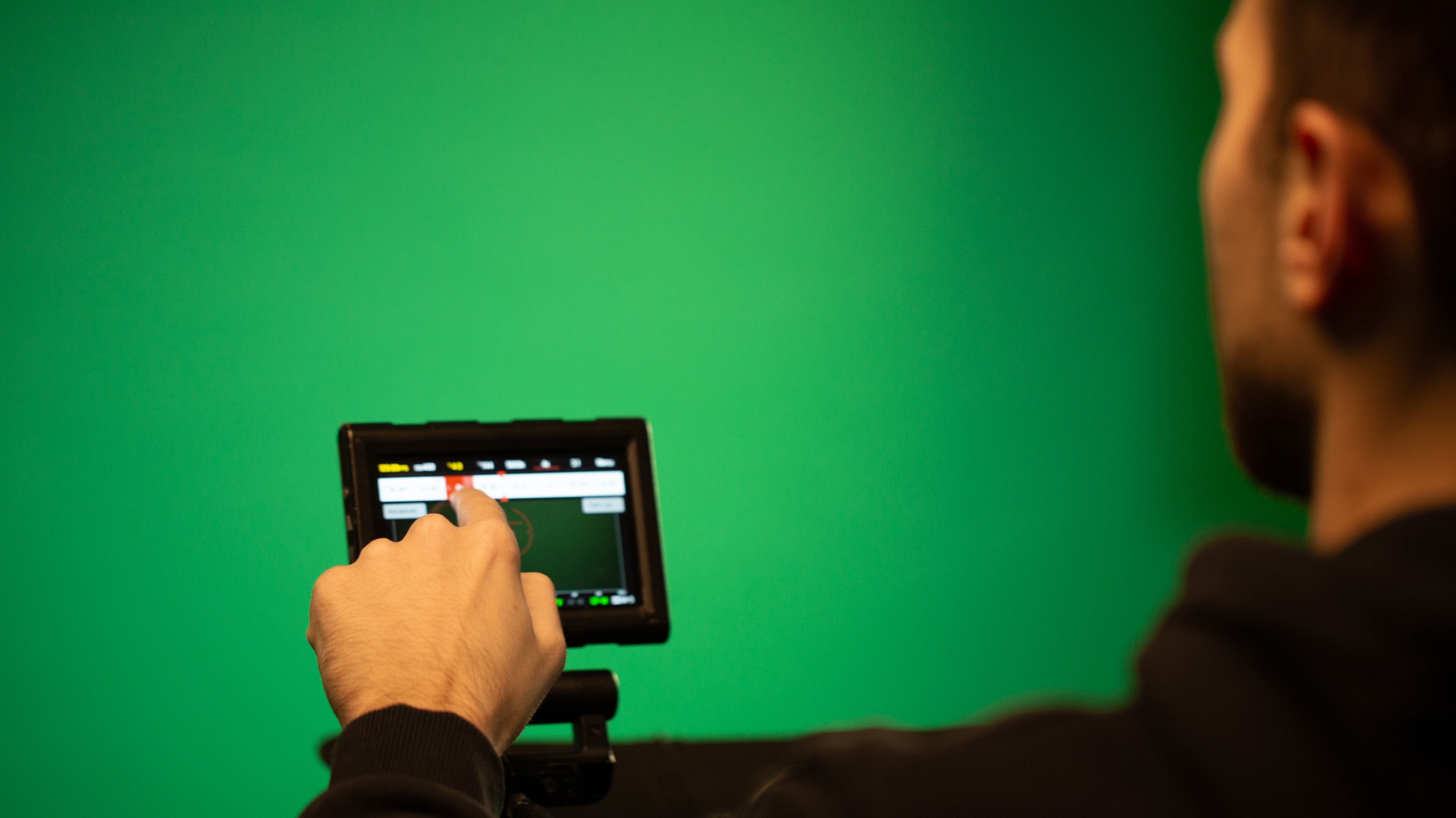 Zielone tło podczas nagrywania filmu produktowego.