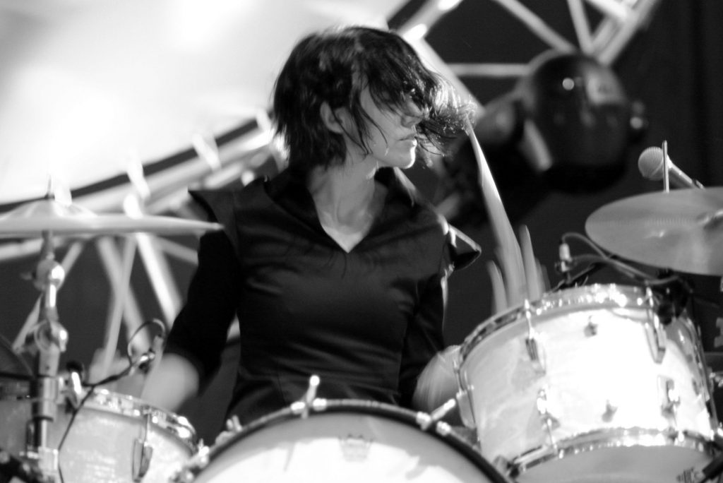 542fb073 4067 4989 a1d8 939247ed9918 | Zero to Drum Carla Azar Detrás De Su Kit De Batería