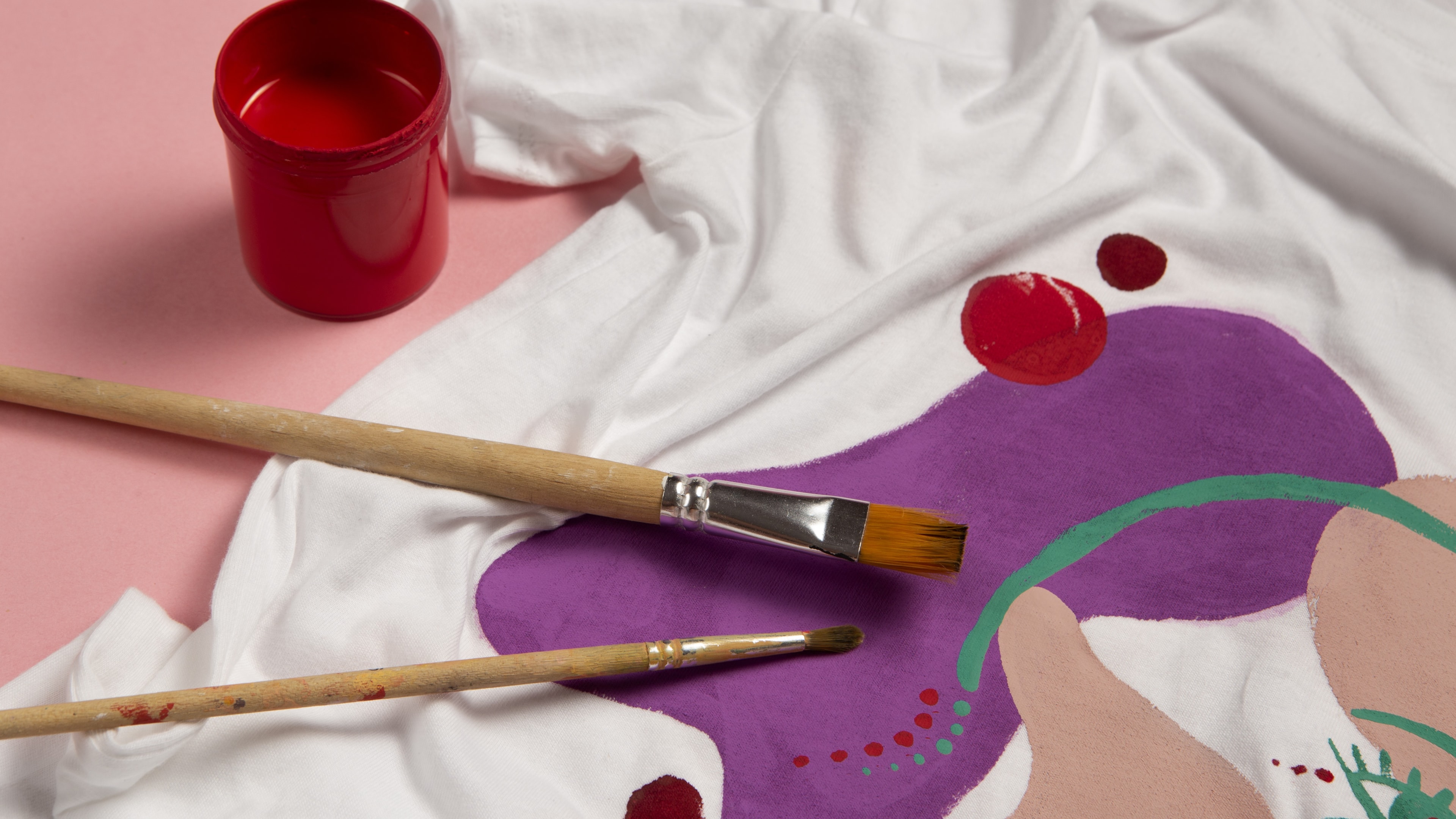 Farbowanie tkanin jak na zdjęciu bywa skomplikowane, dlatego lepiej używać rękawic ochronnych.