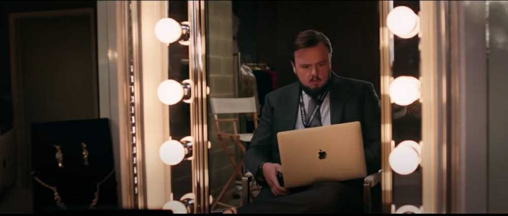 Apple product placement in the movie Marry me