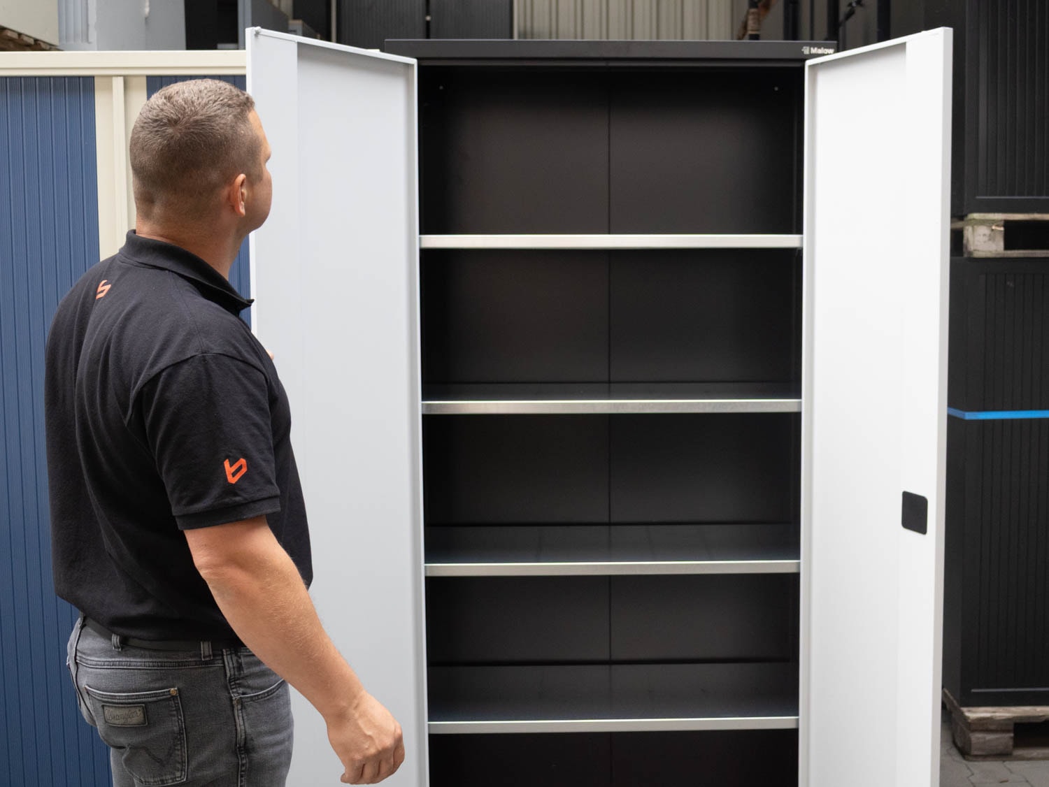 Szafa roletowa, a szafa dwudrzwiowa- jakie są różnice? 4 Wnętrze szafy dwudrzwiowej tradycyjnej. Źródło: Brastech