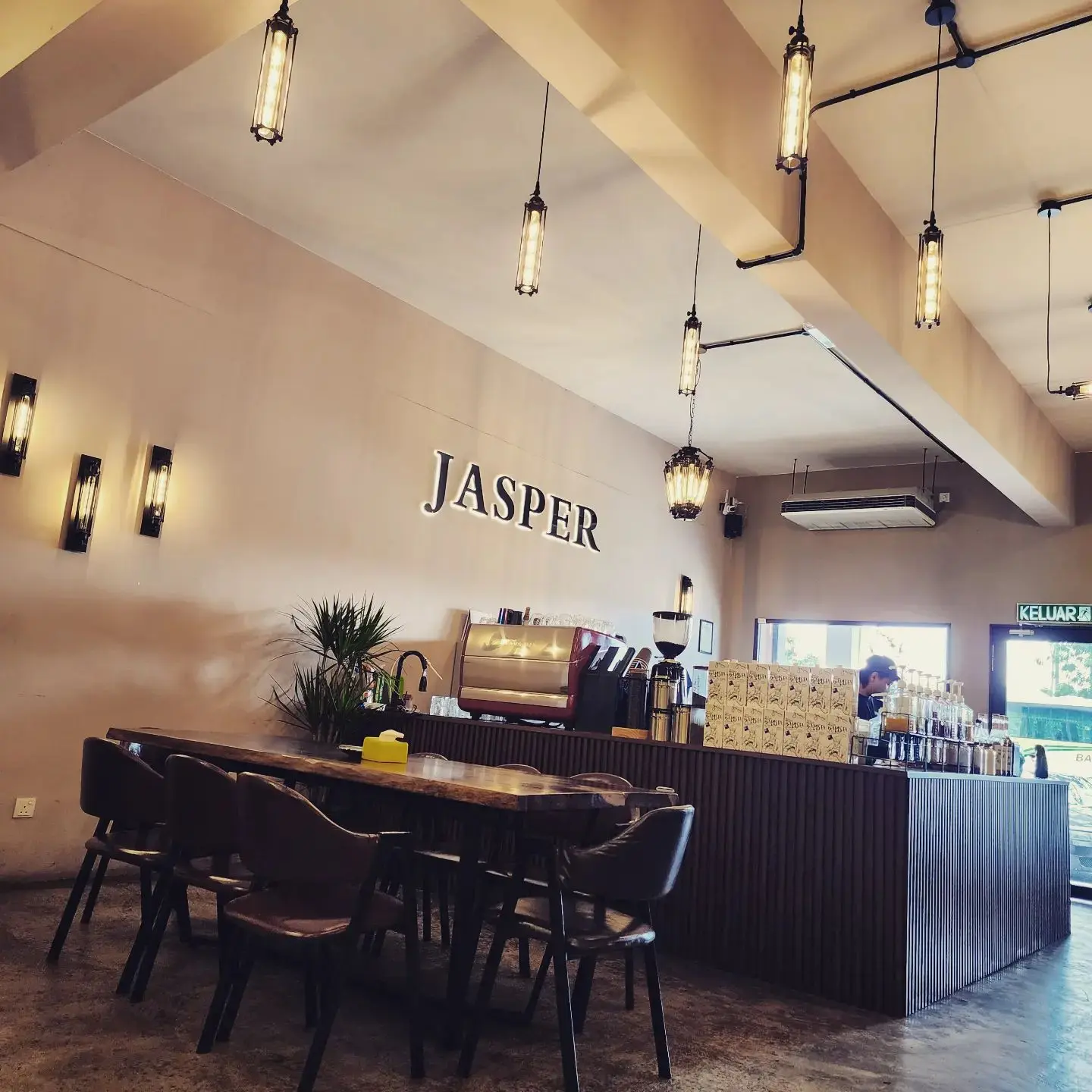 Kafe Jasper moden yang menawar menu puasa pada tarikh mula puasa