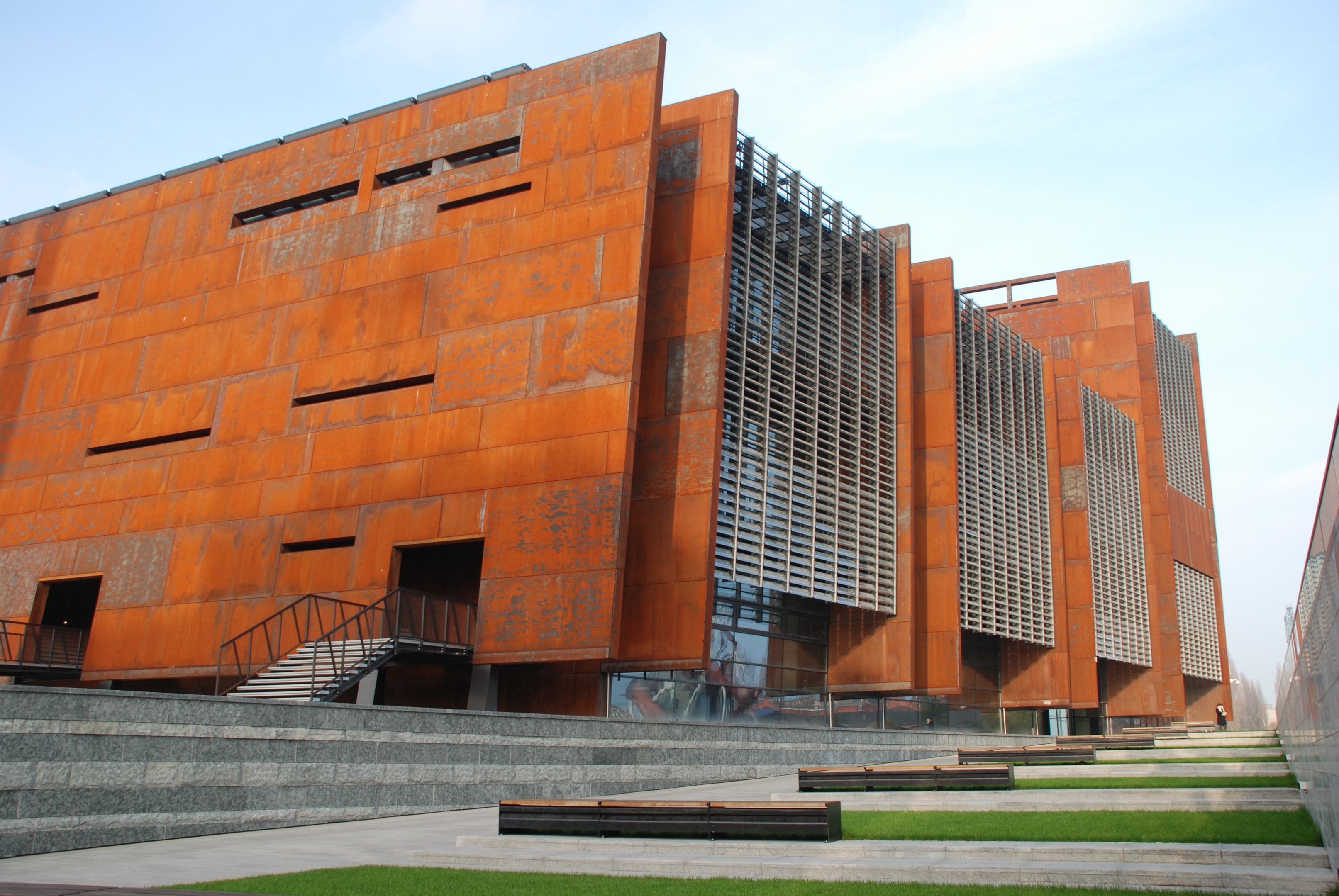 Europejskie Centrum Solidarności w Gdańsku (źródło: https://commons.wikimedia.org/wiki/File:Europejskie_Centrum_Solidarno%C5%9Bci_ECS4.JPG)