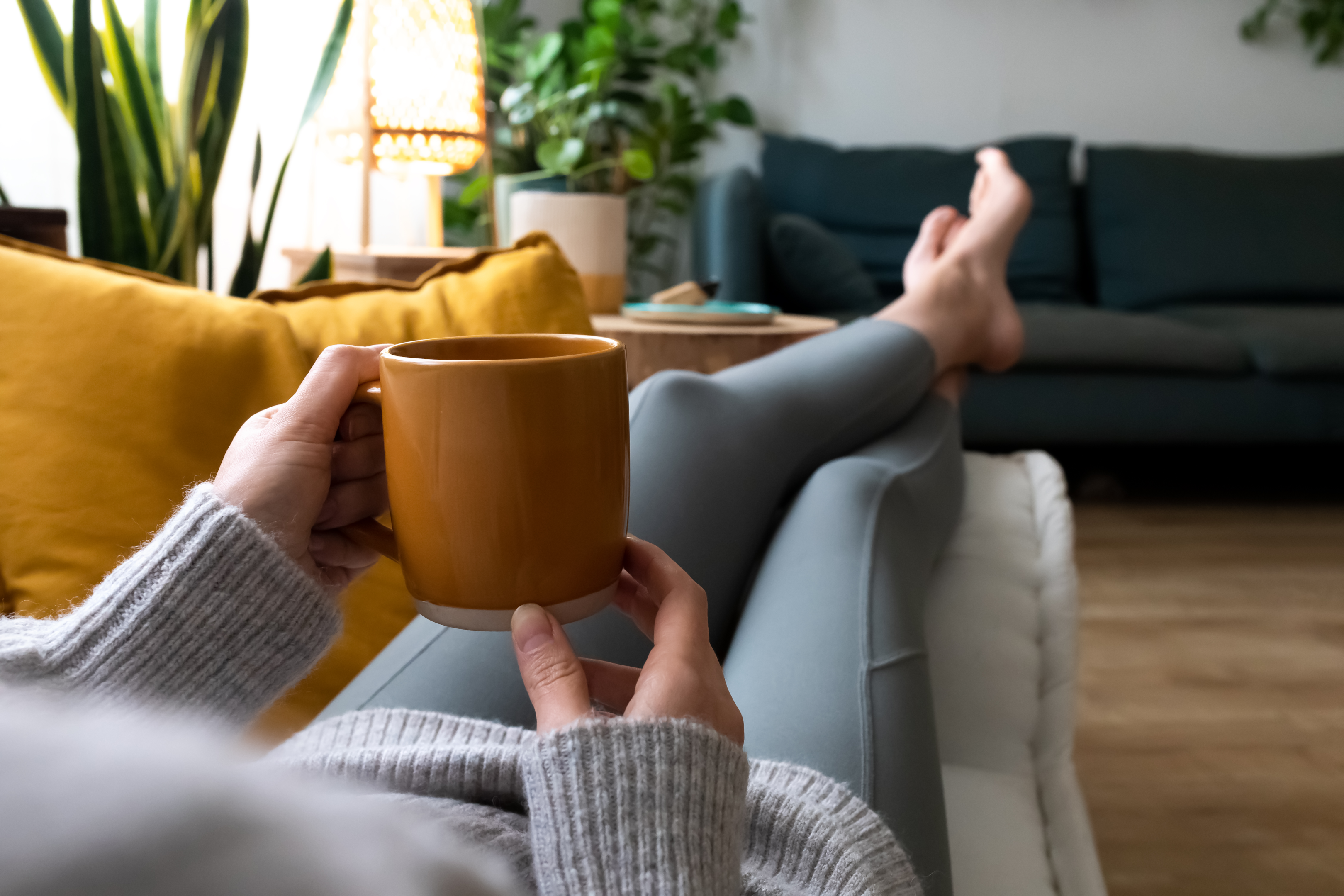 https://www.istockphoto.com/de/foto/pov-der-jungen-frau-die-sich-zu-hause-bei-einer-tasse-kaffee-auf-der-couch-entspannt-gm1358520260-432116916?phrase=Wellness