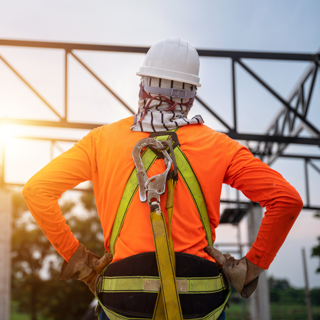 La première cause d'accident au travail provient du travail en hauteur après les chutes de plein pieds. Il y a de nombreuses manières d'avoir un poste de travail en hauteur, la réflexion avant l'action est toujours la règle d'or pour pouvoir traviller en toute sécurité.