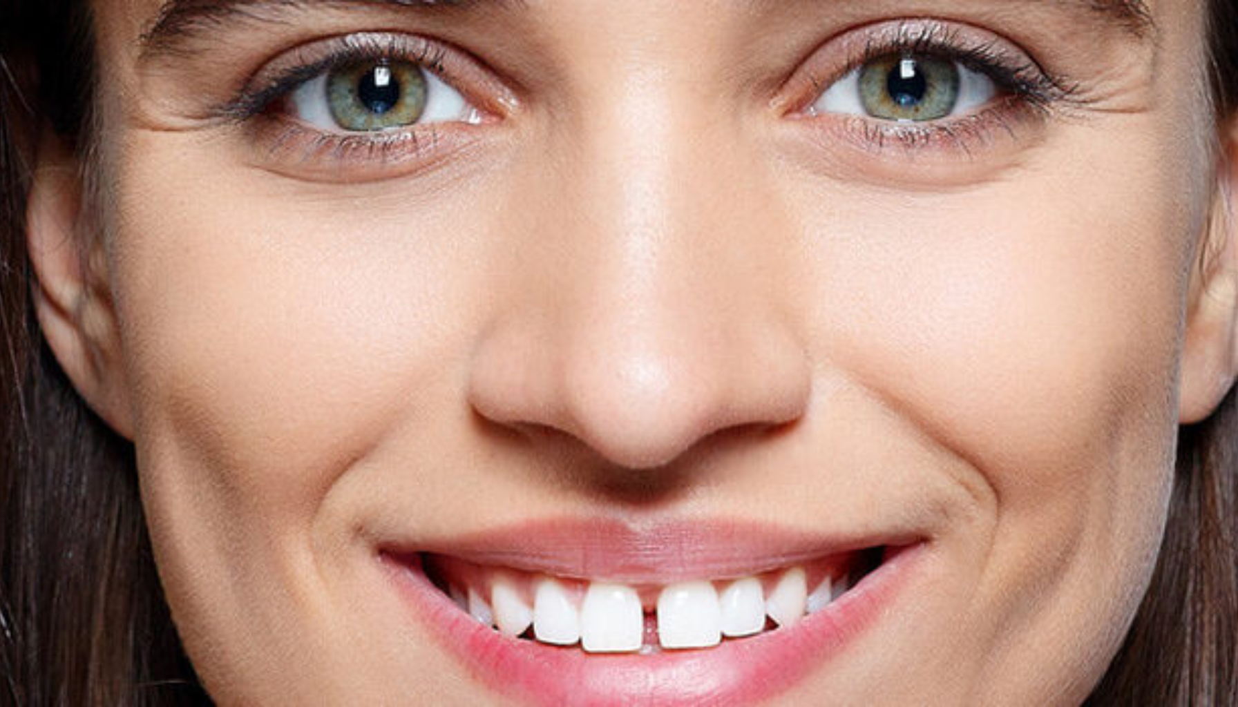 "Kvinne sover fredelig på siden i seng med hvitt sengetøy, naturlig lys fra vindu faller på henne."