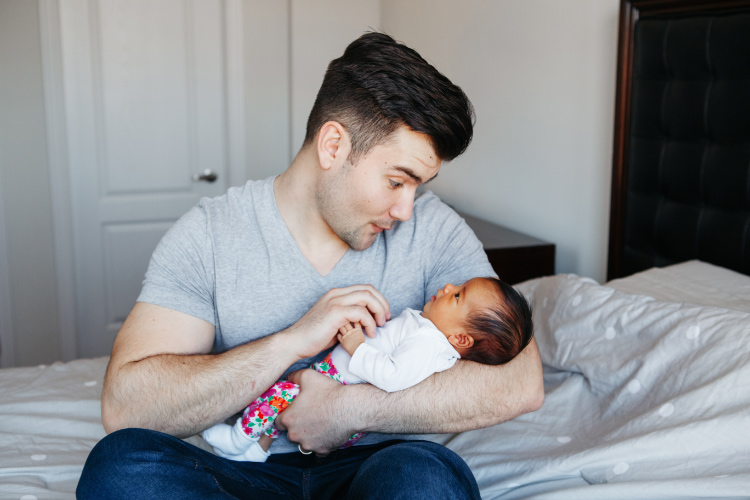 Un papa parle sa langue d' origine à son bébé 